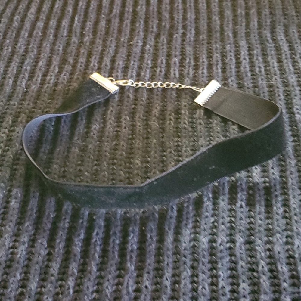 Velvet Ribbon Chokers - Picture 2 of 4